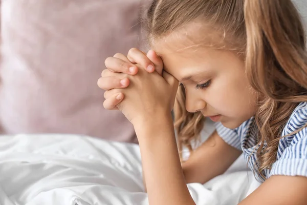 Cute little girl praying in bedroom — Stock Photo, Image