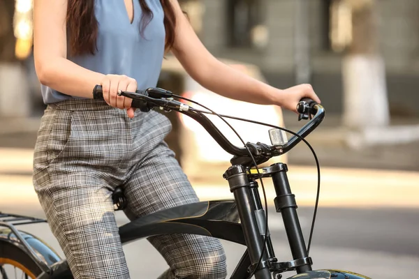 Mujer joven montando bicicleta al aire libre — Foto de Stock