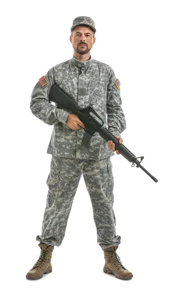 Солдат с автоматом на белом фоне — стоковое фото