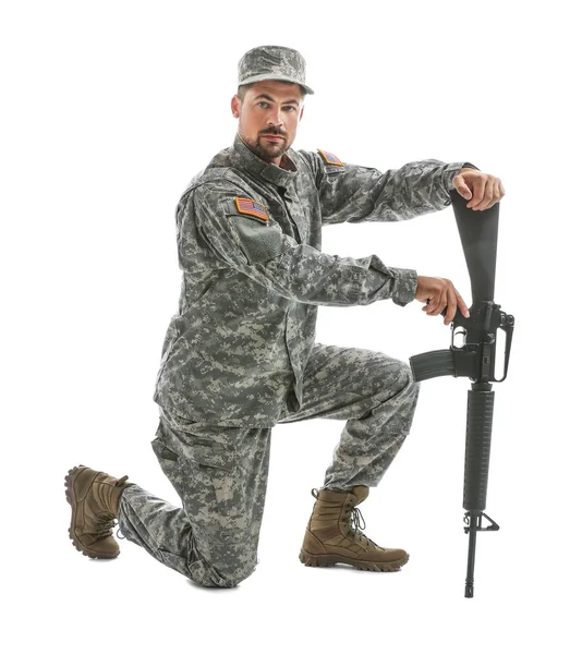 Soldado com rifle de assalto no fundo branco — Fotografia de Stock