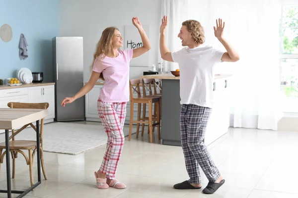 Счастливая молодая пара танцует на кухне — стоковое фото