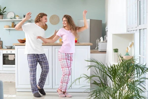 Szczęśliwy młody para taniec w kuchnia — Zdjęcie stockowe