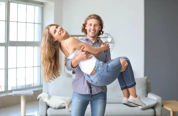 Jovem casal feliz em casa — Fotografia de Stock