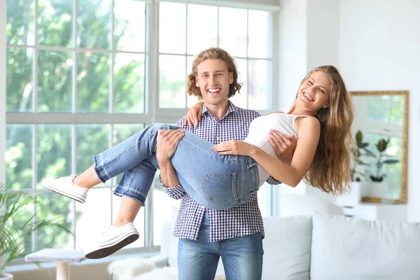 Szczęśliwa młoda para w domu — Zdjęcie stockowe