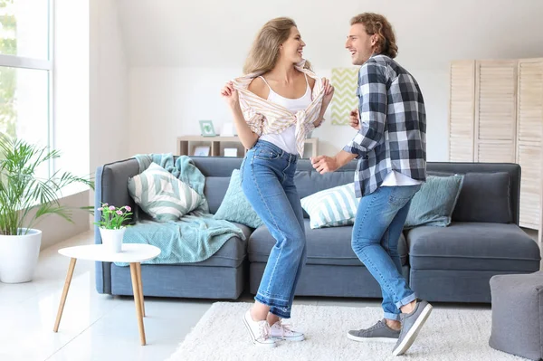 Feliz pareja joven bailando en casa —  Fotos de Stock