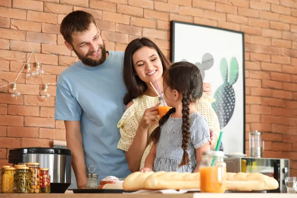 Jeune famille ensemble dans la cuisine — Photo