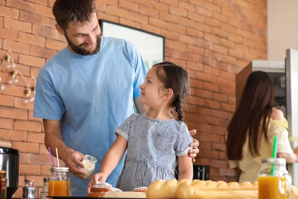 Young family cooking together in kitchen — Stock Photo, Image