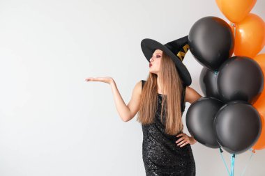 Cadı olarak Cadılar Bayramı için açık renkli giymiş kadın güzel