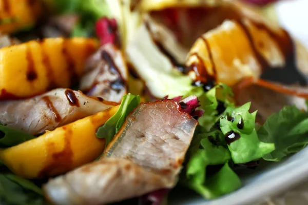 Insalata saporita con carne, verdura e frutta, primo piano — Foto Stock