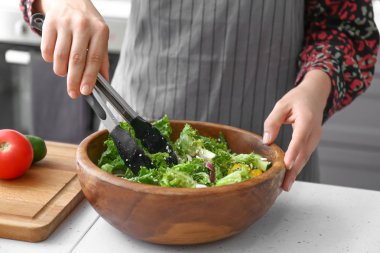 Masada taze salata hazırlayan kadın, closeup