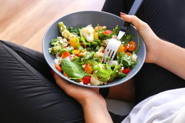 Taze salata ile kase tutan kadın, closeup