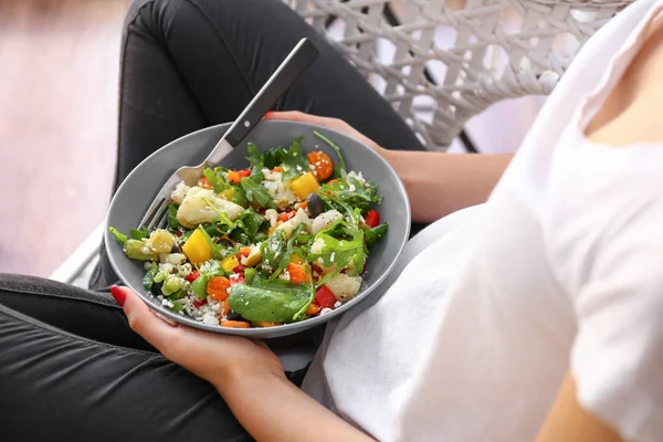 Mulher segurando tigela com salada fresca, close-up — Fotografia de Stock