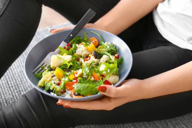 Taze salata ile kase tutan kadın, closeup