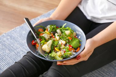 Taze salata ile kase tutan kadın, closeup