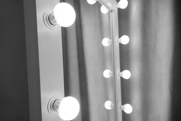 Espelho elegante na sala de maquiagem moderna, close-up — Fotografia de Stock