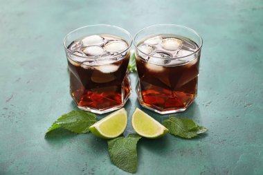 Renk masasında soğuk kola, nane ve kireç bardakları