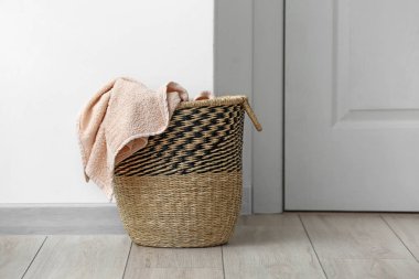 Odada yerde çamaşır ile Sepet