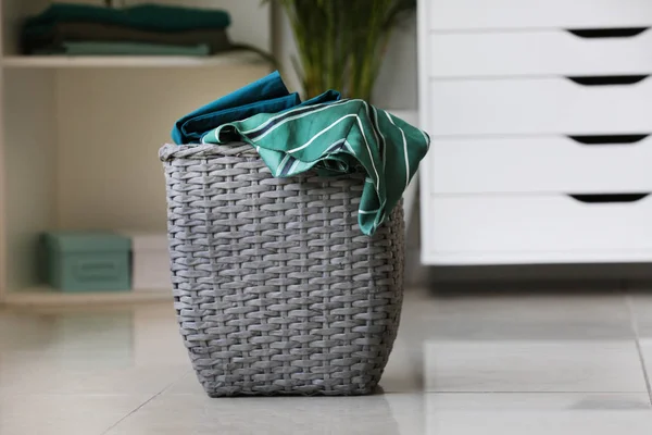 Cesta com lavanderia no chão no quarto — Fotografia de Stock