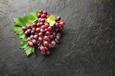 Koyu arka plan üzerinde olgun tatlı üzüm