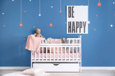 Çocuk odasının içi çok şık.