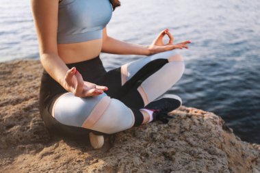 Nehir kenarında meditasyon genç kadın