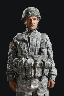 Koyu arka planda olgun erkek asker