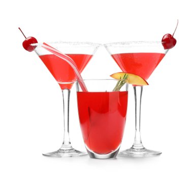 Beyaz arka planda farklı lezzetli kokteyller