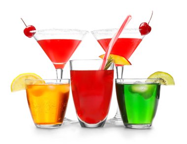 Beyaz arka planda farklı lezzetli kokteyller
