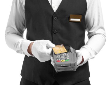 Beyaz arka plan üzerinde ödeme terminali ile Yakışıklı garson, closeup