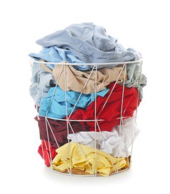 Beyaz arka planda kirli çamaşır sepeti