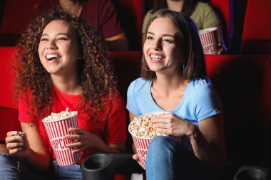 Sinemada film izlerken patlamış mısır ile Arkadaşlar