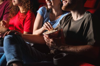 Sinemada film izlerken patlamış mısır ile Arkadaşlar