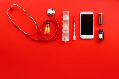 Renk arka plan üzerinde doktor malzemeleri ile Modern cep telefonu