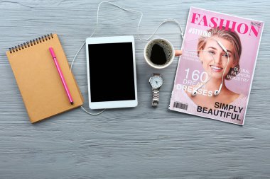 Moda dergisi, ahşap arka plan üzerinde kahve ve dizüstü bilgisayar modern tablet bilgisayar