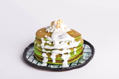 Beyaz arka planda lezzetli yeşil krepler