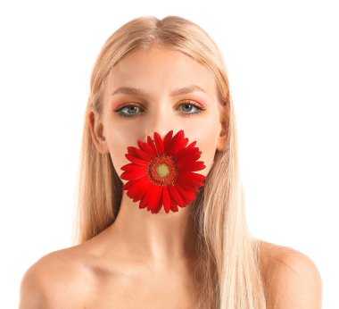 Beyaz arka plan üzerinde gerbera çiçek ile güzel genç kadın