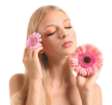 Beyaz arka planda gerbera çiçekleri ile güzel genç kadın