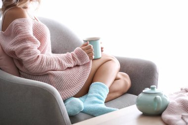 genç kadın evde sıcak çay içme