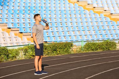 Sportif adam stadyumda su içme