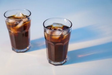 Hafif arka planda soğuk kola bardakları