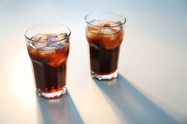 Hafif arka planda soğuk kola bardakları