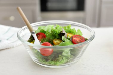 Mutfak masasında lezzetli salata ile Bowl