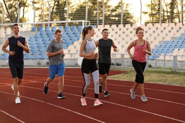 Stadyumda koşan sportif gençler