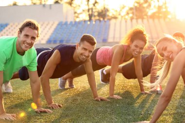 Stadyumda antrenman yapılan sportif gençler grubu