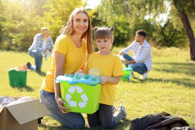 Dışarıda çöp toplayan insanlar. Geri dönüşüm kavramı