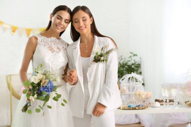 Düğün töreni sırasında güzel lezbiyen çift