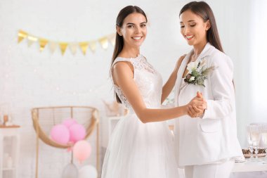 Düğün töreni sırasında güzel lezbiyen çift