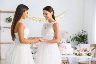 Düğün töreni sırasında güzel lezbiyen çift