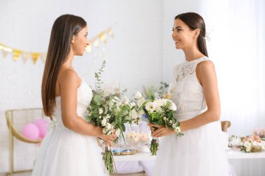 Düğün töreni sırasında güzel lezbiyen çift