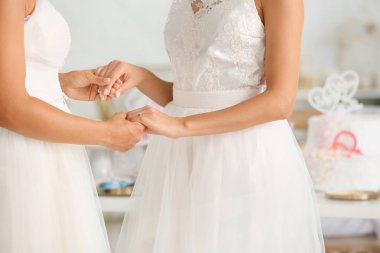 Düğün töreni sırasında güzel lezbiyen çift, closeup